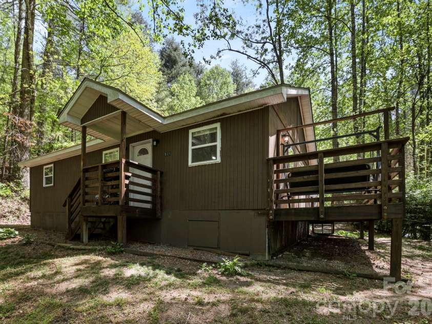 521 Lake Falls Road, Hendersonville, NC 28739.  MLS# CAR4374555, YatesRealty ID 23483. 