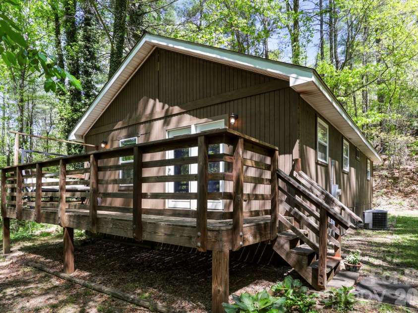 521 Lake Falls Road, Hendersonville, NC 28739.  MLS# CAR4374555, YatesRealty ID 23483. 