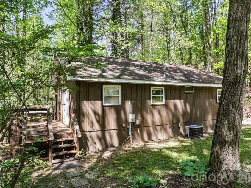 521 Lake Falls Road, Hendersonville, NC 28739.  MLS# CAR4374555, YatesRealty ID 23483. 