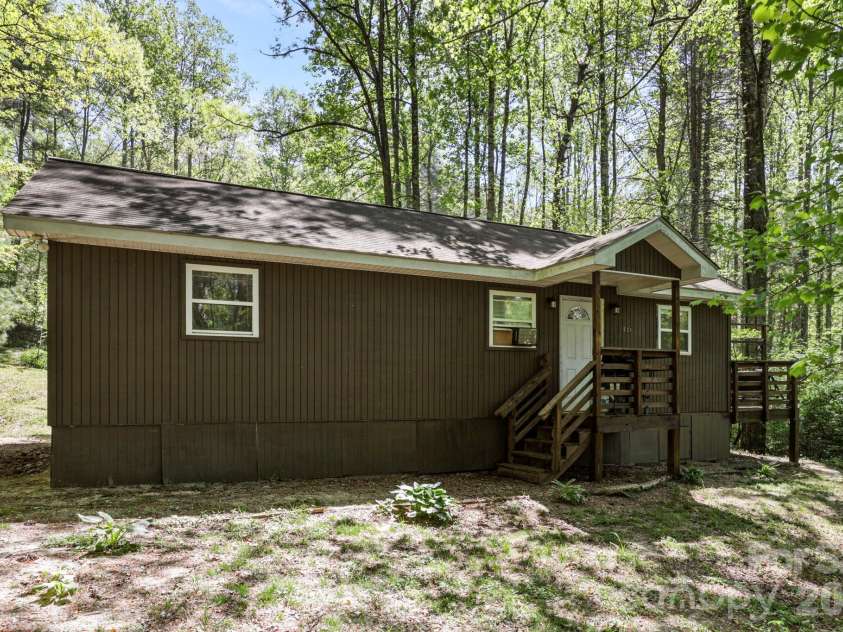 521 Lake Falls Road, Hendersonville, NC 28739.  MLS# CAR4374555, YatesRealty ID 23483. 