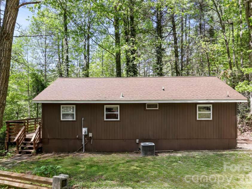 521 Lake Falls Road, Hendersonville, NC 28739.  MLS# CAR4374555, YatesRealty ID 23483. 