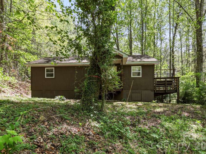 521 Lake Falls Road, Hendersonville, NC 28739.  MLS# CAR4374555, YatesRealty ID 23483. 