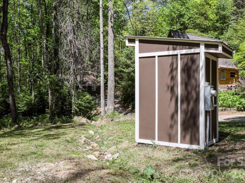 521 Lake Falls Road, Hendersonville, NC 28739.  MLS# CAR4374555, YatesRealty ID 23483. 
