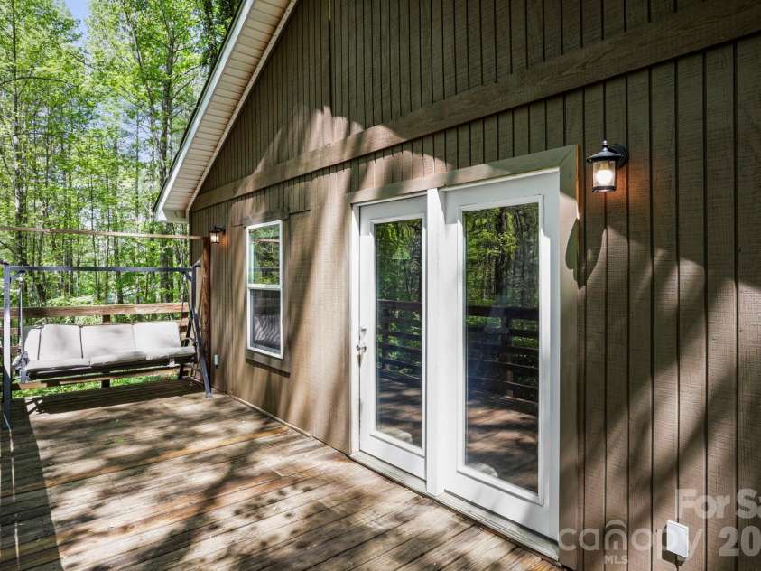 521 Lake Falls Road, Hendersonville, NC 28739.  MLS# CAR4374555, YatesRealty ID 23483. 