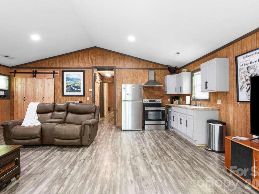 521 Lake Falls Road, Hendersonville, NC 28739.  MLS# CAR4374555, YatesRealty ID 23483. 