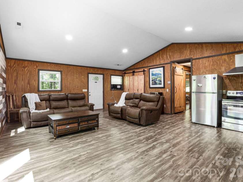 521 Lake Falls Road, Hendersonville, NC 28739.  MLS# CAR4374555, YatesRealty ID 23483. 