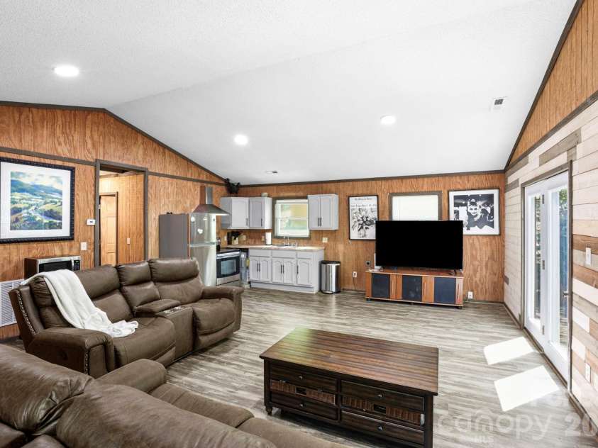 521 Lake Falls Road, Hendersonville, NC 28739.  MLS# CAR4374555, YatesRealty ID 23483. 