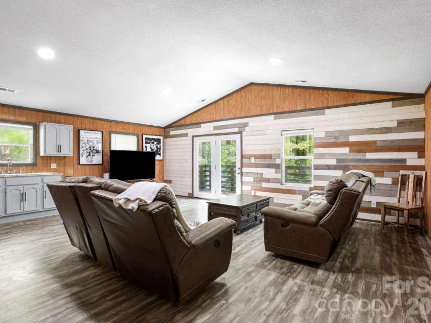 521 Lake Falls Road, Hendersonville, NC 28739.  MLS# CAR4374555, YatesRealty ID 23483. 