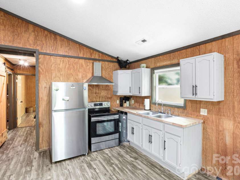 521 Lake Falls Road, Hendersonville, NC 28739.  MLS# CAR4374555, YatesRealty ID 23483. 
