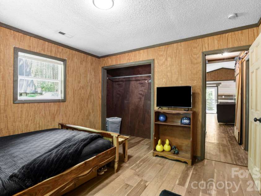 521 Lake Falls Road, Hendersonville, NC 28739.  MLS# CAR4374555, YatesRealty ID 23483. 