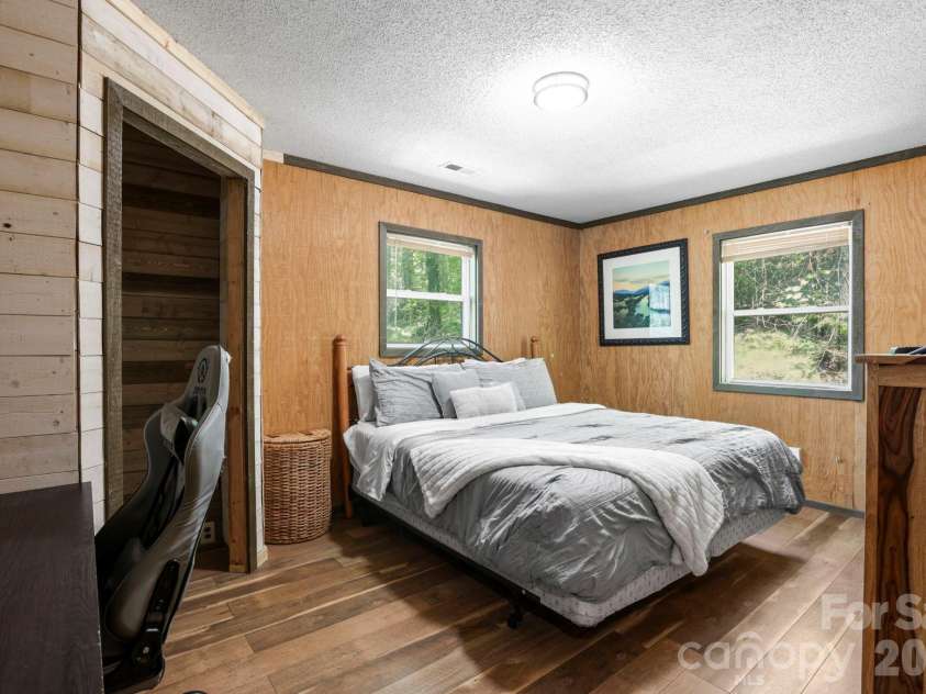521 Lake Falls Road, Hendersonville, NC 28739.  MLS# CAR4374555, YatesRealty ID 23483. 