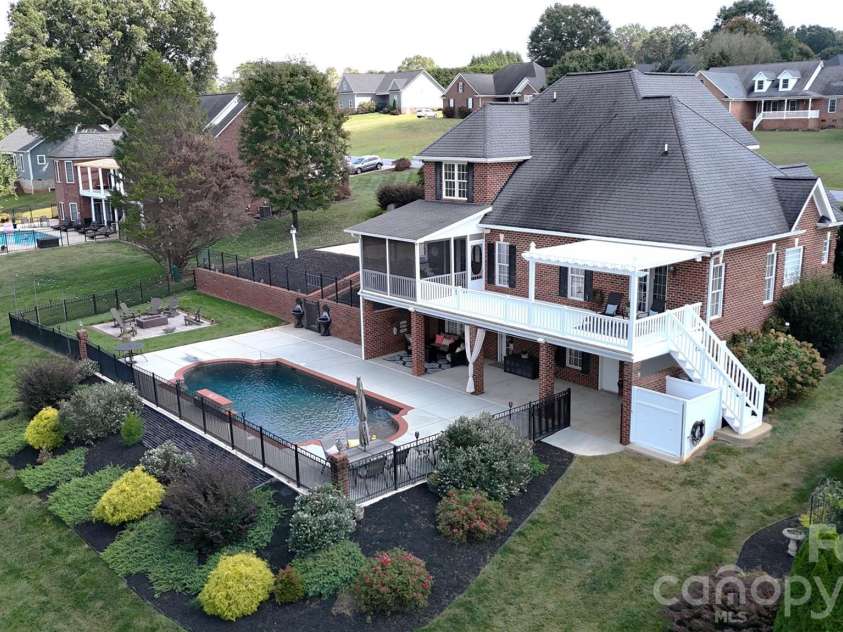 2400 Carriage Lane, Lincolnton, NC 28092.  MLS# CAR4355700, YatesRealty ID 23484. 