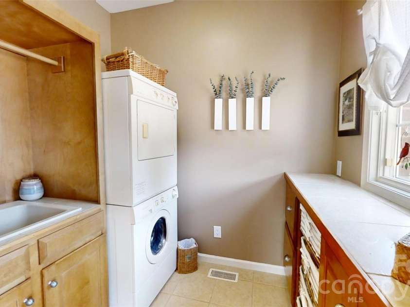 2400 Carriage Lane, Lincolnton, NC 28092.  MLS# CAR4355700, YatesRealty ID 23484. 