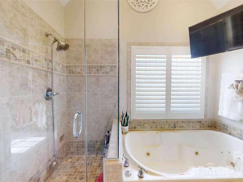 2400 Carriage Lane, Lincolnton, NC 28092.  MLS# CAR4355700, YatesRealty ID 23484. 