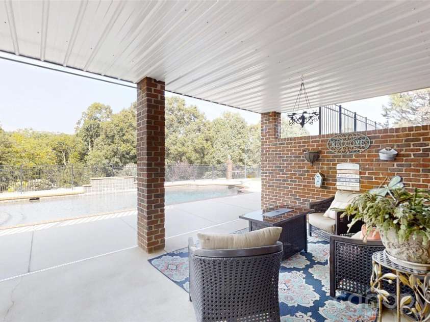 2400 Carriage Lane, Lincolnton, NC 28092.  MLS# CAR4355700, YatesRealty ID 23484. 