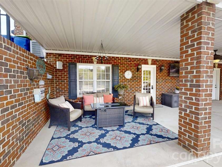 2400 Carriage Lane, Lincolnton, NC 28092.  MLS# CAR4355700, YatesRealty ID 23484. 