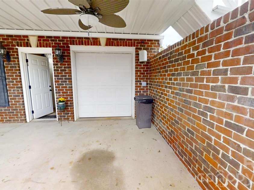 2400 Carriage Lane, Lincolnton, NC 28092.  MLS# CAR4355700, YatesRealty ID 23484. 