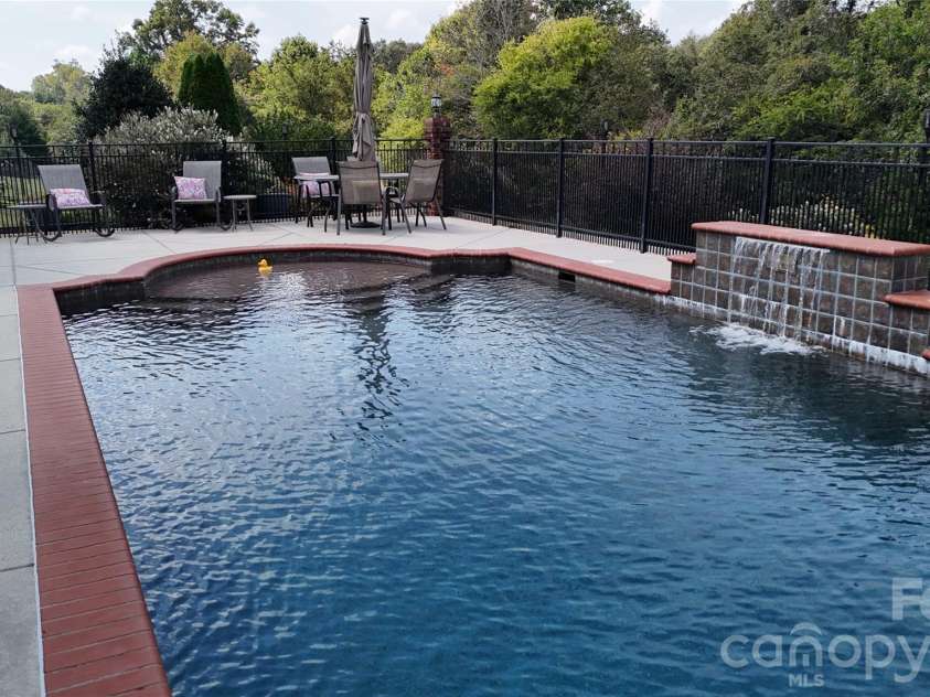 2400 Carriage Lane, Lincolnton, NC 28092.  MLS# CAR4355700, YatesRealty ID 23484. 