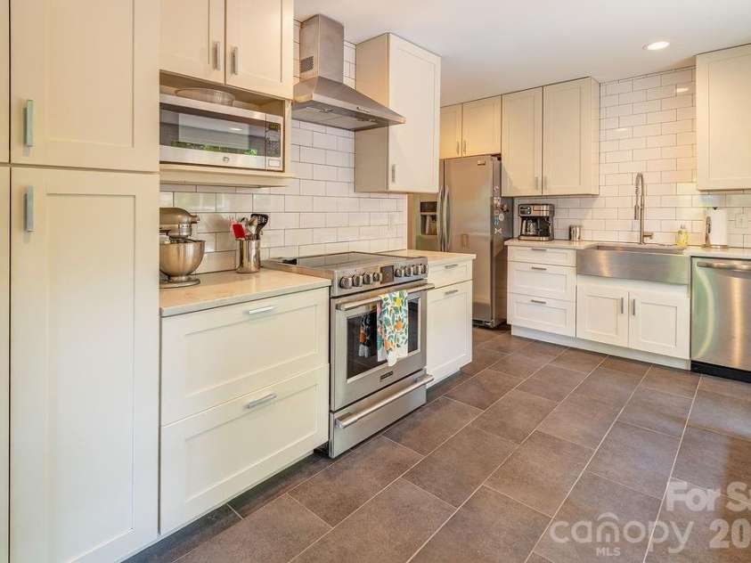 35 Dogwood Road, Asheville, NC 28804.  MLS# CAR4377400, YatesRealty ID 23486. Elegant Tones