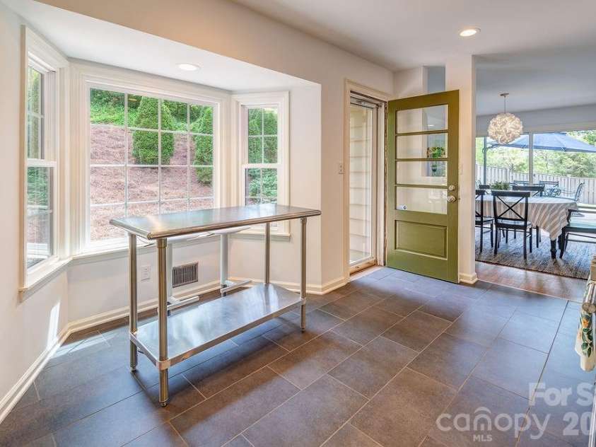35 Dogwood Road, Asheville, NC 28804.  MLS# CAR4377400, YatesRealty ID 23486. Large Bay Window