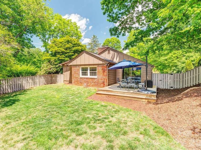 35 Dogwood Road, Asheville, NC 28804.  MLS# CAR4377400, YatesRealty ID 23486. Large Side Yard