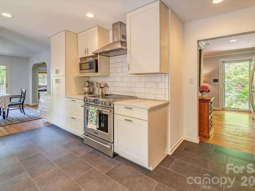 35 Dogwood Road, Asheville, NC 28804.  MLS# CAR4377400, YatesRealty ID 23486. Natural Light