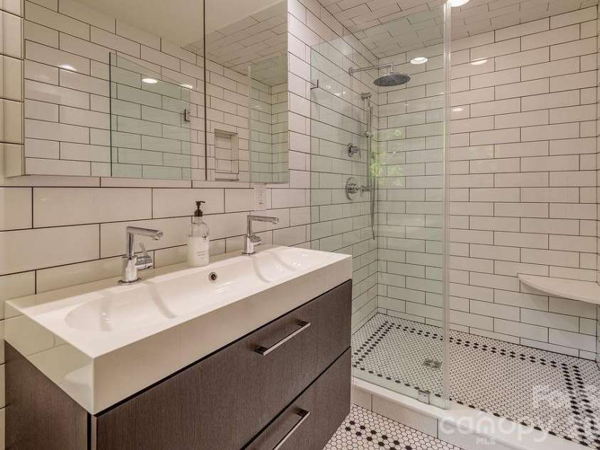 35 Dogwood Road, Asheville, NC 28804.  MLS# CAR4377400, YatesRealty ID 23486. Primary Bath
