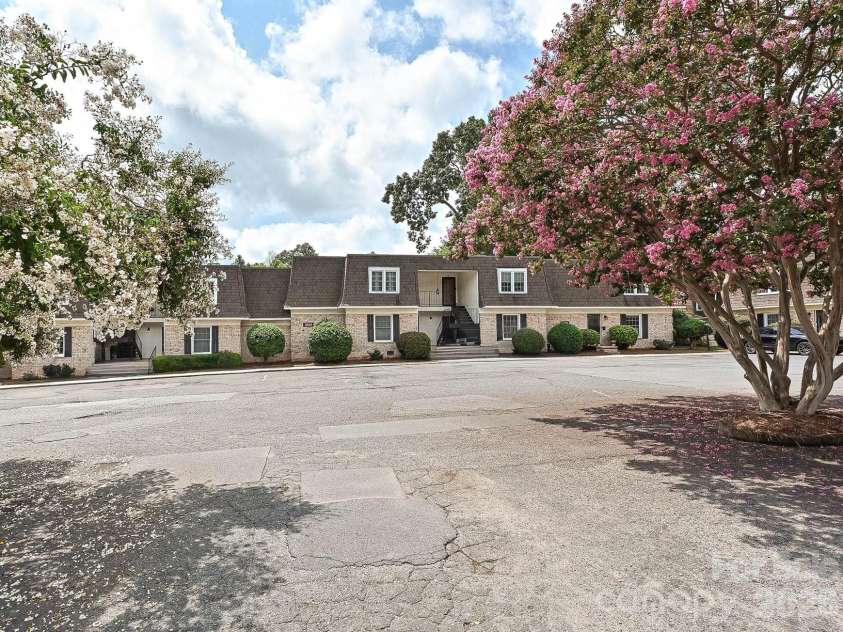 3520 Colony Road, Charlotte, NC 28211.  MLS# CAR4411919, YatesRealty ID 23487. 