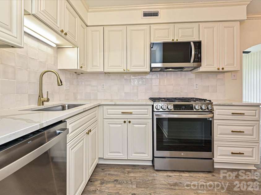 3520 Colony Road, Charlotte, NC 28211.  MLS# CAR4411919, YatesRealty ID 23487. Kitchen
