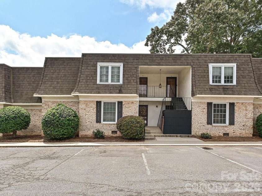 3520 Colony Road, Charlotte, NC 28211.  MLS# CAR4411919, YatesRealty ID 23487. Welcome Home!