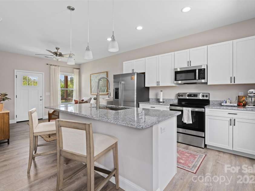 913 Canton Road, Canton, NC 8716.  MLS# CAR4274372, YatesRealty ID 23489. 