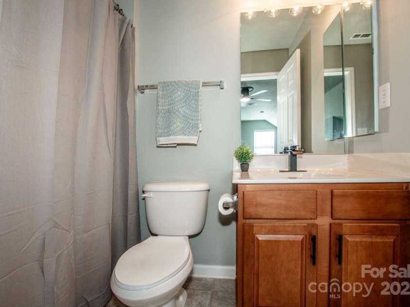 2344 Smith Cove Road, Denver, NC 28037.  MLS# CAR4321510, YatesRealty ID 2349. 3rd Level - Full Bath