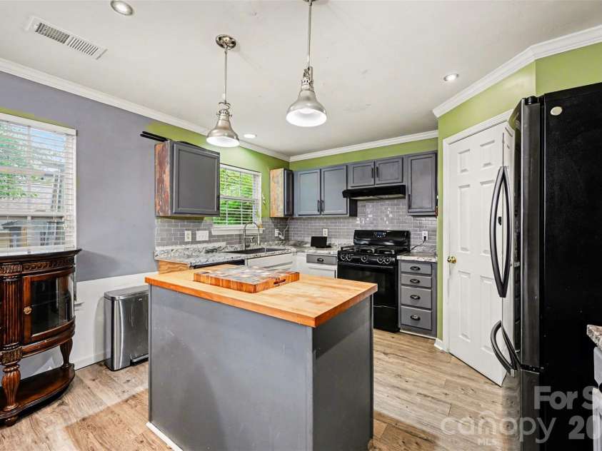 5846 Hewitt Drive, Charlotte, NC 28269.  MLS# CAR4376733, YatesRealty ID 23491. 