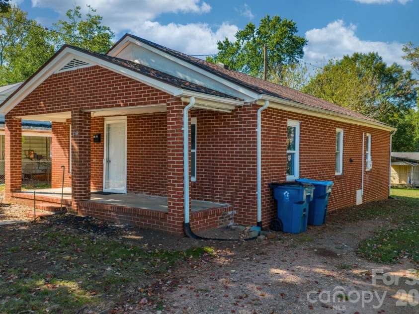 728 21st Street, Hickory, NC 28602.  MLS# CAR4382575, YatesRealty ID 23495. 
