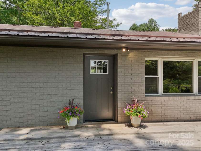 139 Trent Road, Brevard, NC 28712.  MLS# CAR4276337, YatesRealty ID 23496. 