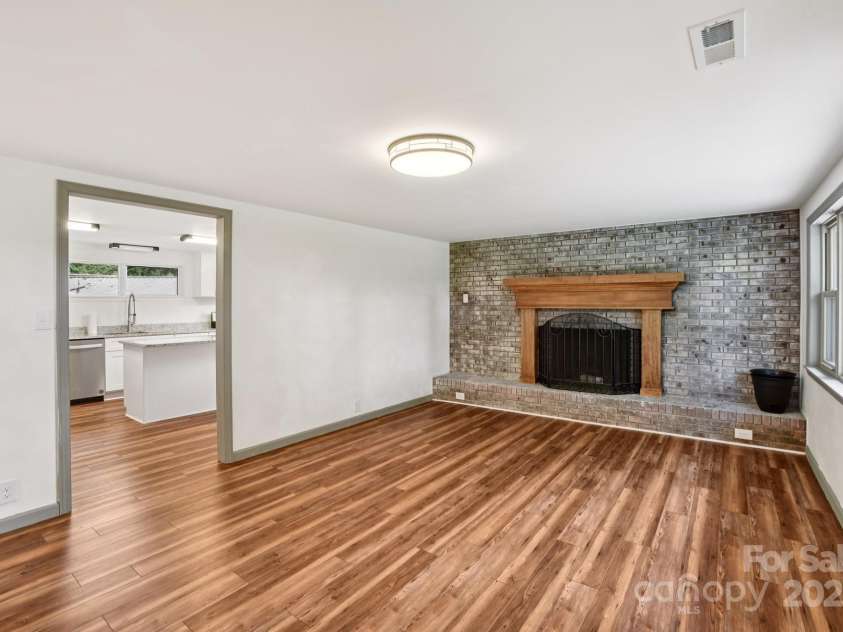 139 Trent Road, Brevard, NC 28712.  MLS# CAR4276337, YatesRealty ID 23496. 