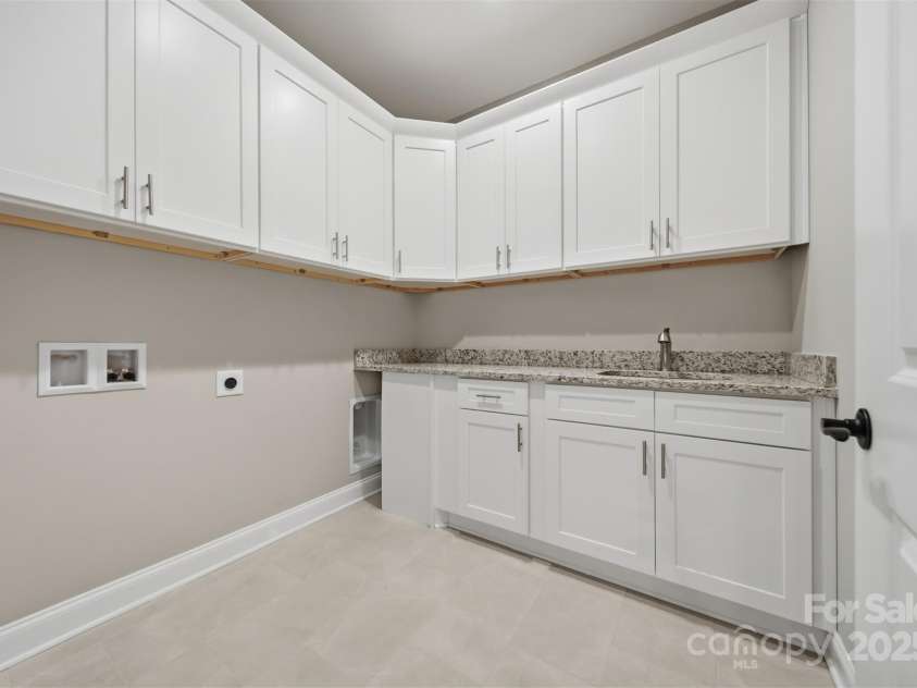 831B Wynnshire Drive, Hickory, NC 28601.  MLS# CAR4328734, YatesRealty ID 2350. 