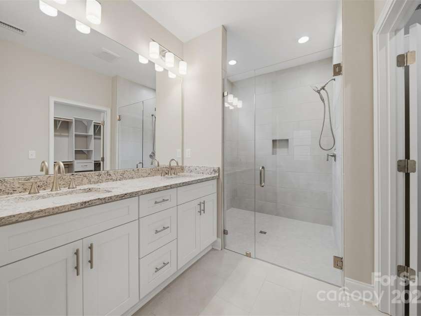 831B Wynnshire Drive, Hickory, NC 28601.  MLS# CAR4328734, YatesRealty ID 2350. 