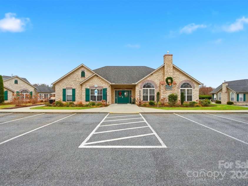 831B Wynnshire Drive, Hickory, NC 28601.  MLS# CAR4328734, YatesRealty ID 2350. 