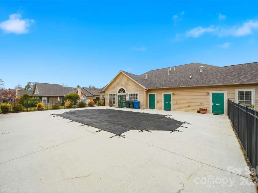 831B Wynnshire Drive, Hickory, NC 28601.  MLS# CAR4328734, YatesRealty ID 2350. 