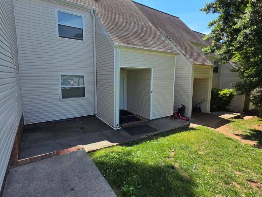 9140 Black Heath Circle, Charlotte, NC 28214.  MLS# CAR4382394, YatesRealty ID 23500. 
