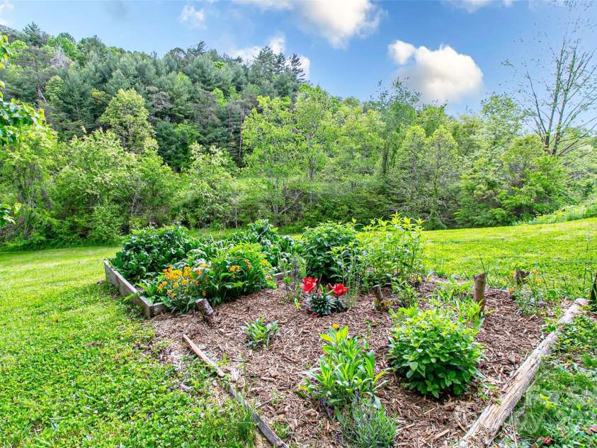 18 Benzington Way, Leicester, NC 28748.  MLS# CAR4254424, YatesRealty ID 23504. 