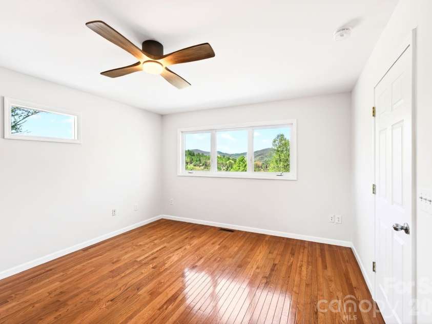 58 Camby Drive, Fairview, NC 28730.  MLS# CAR4371628, YatesRealty ID 23505. Apartment Upper Bedroom