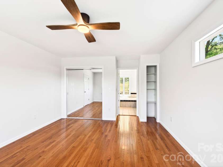 58 Camby Drive, Fairview, NC 28730.  MLS# CAR4371628, YatesRealty ID 23505. Apartment Upper Bedroom with Ensuite
