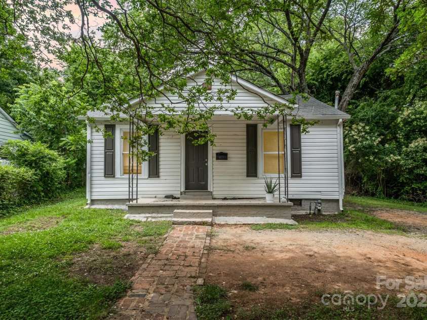 822 Cantwell Street, Charlotte, NC 28208.  MLS# CAR4271732, YatesRealty ID 23506. 