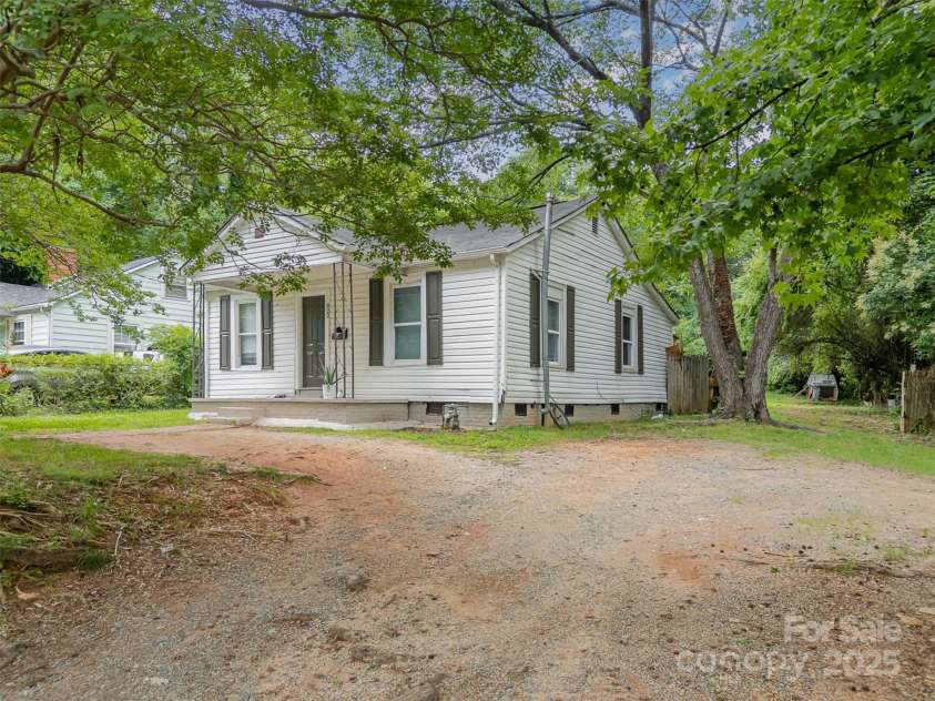 822 Cantwell Street, Charlotte, NC 28208.  MLS# CAR4271732, YatesRealty ID 23506. 