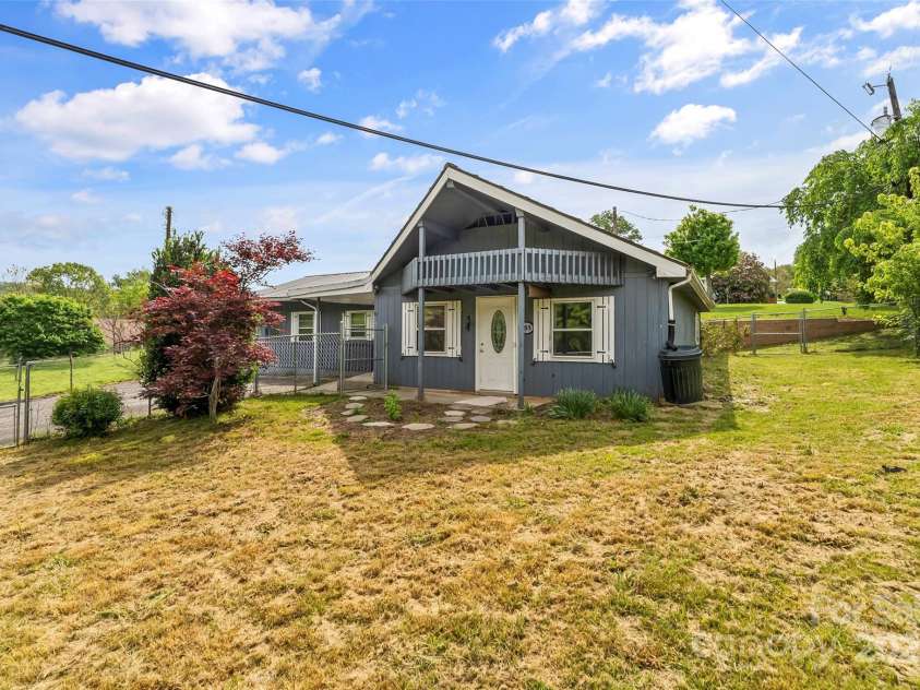 493 Dogwood Road, Candler, NC 28715.  MLS# CAR4257818, YatesRealty ID 23510. 