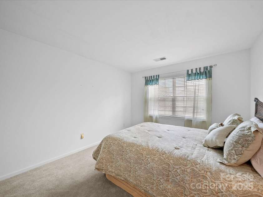 12415 Stratfield Place Circle, Pineville, NC 28134.  MLS# CAR4272270, YatesRealty ID 23511. 