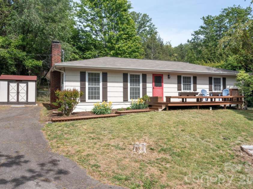 34 Wolfe Cove Road, Asheville, NC 28804.  MLS# CAR4378451, YatesRealty ID 23511. 