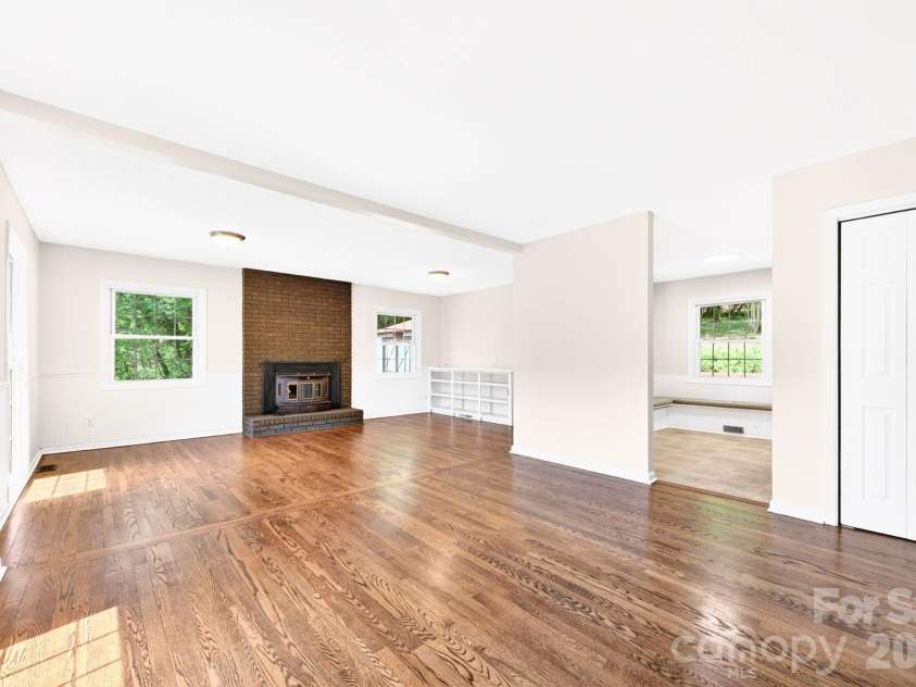 34 Wolfe Cove Road, Asheville, NC 28804.  MLS# CAR4378451, YatesRealty ID 23511. 